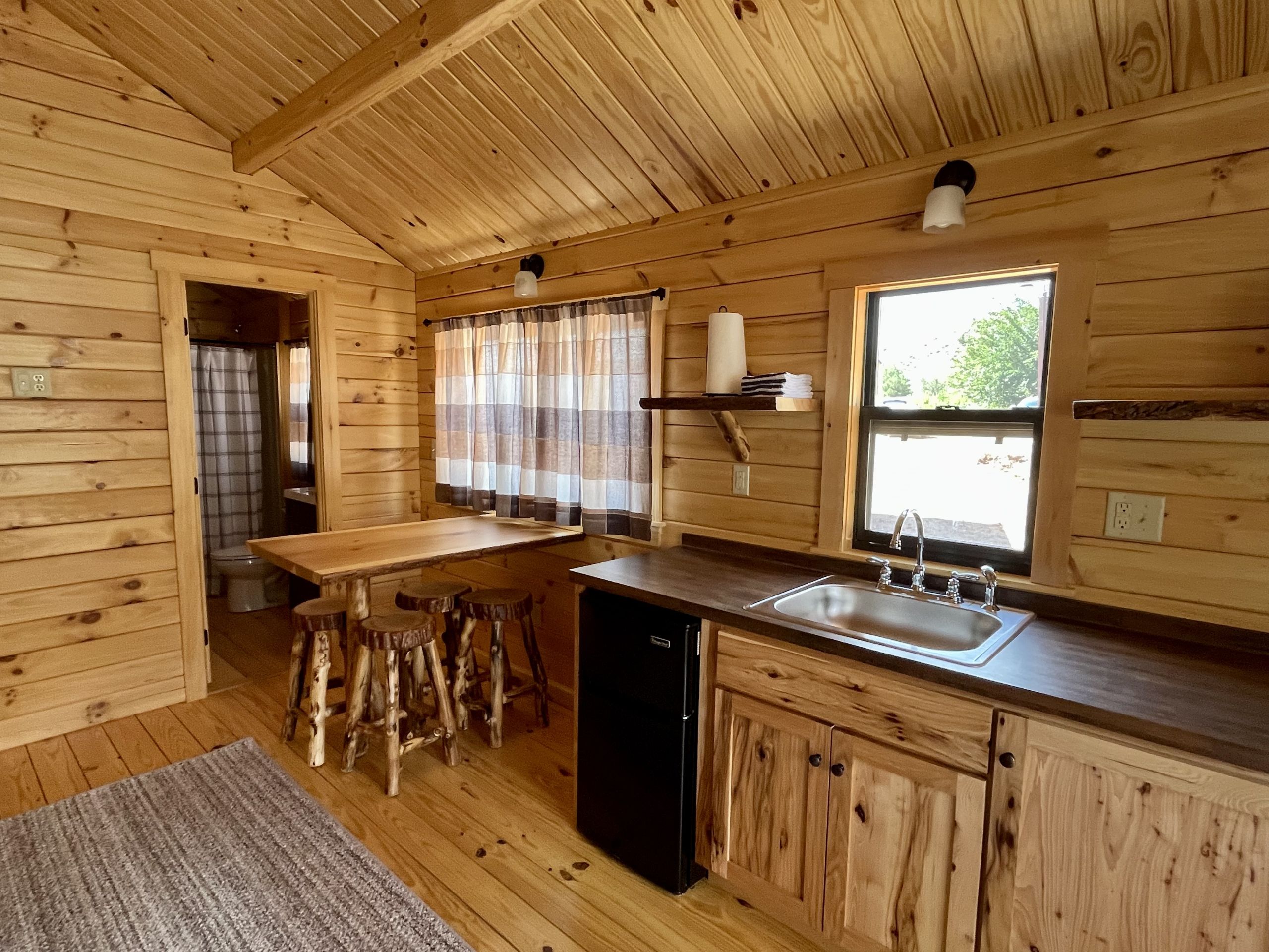 https://lancasterlogcabins.com/wp-content/uploads/2022/09/zion-campground-park-model-cabins4.jpg